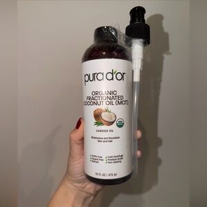 Organic Fractionated Coconut Oil - Black and White